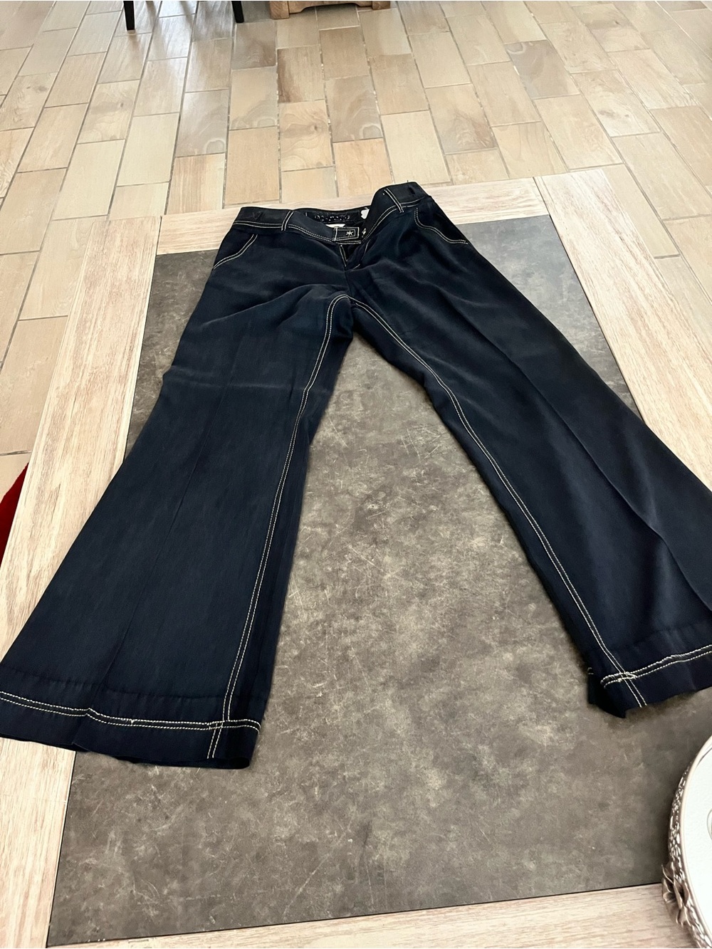 Women’s Black Wide-Leg Jeans with Contrast Stitching
